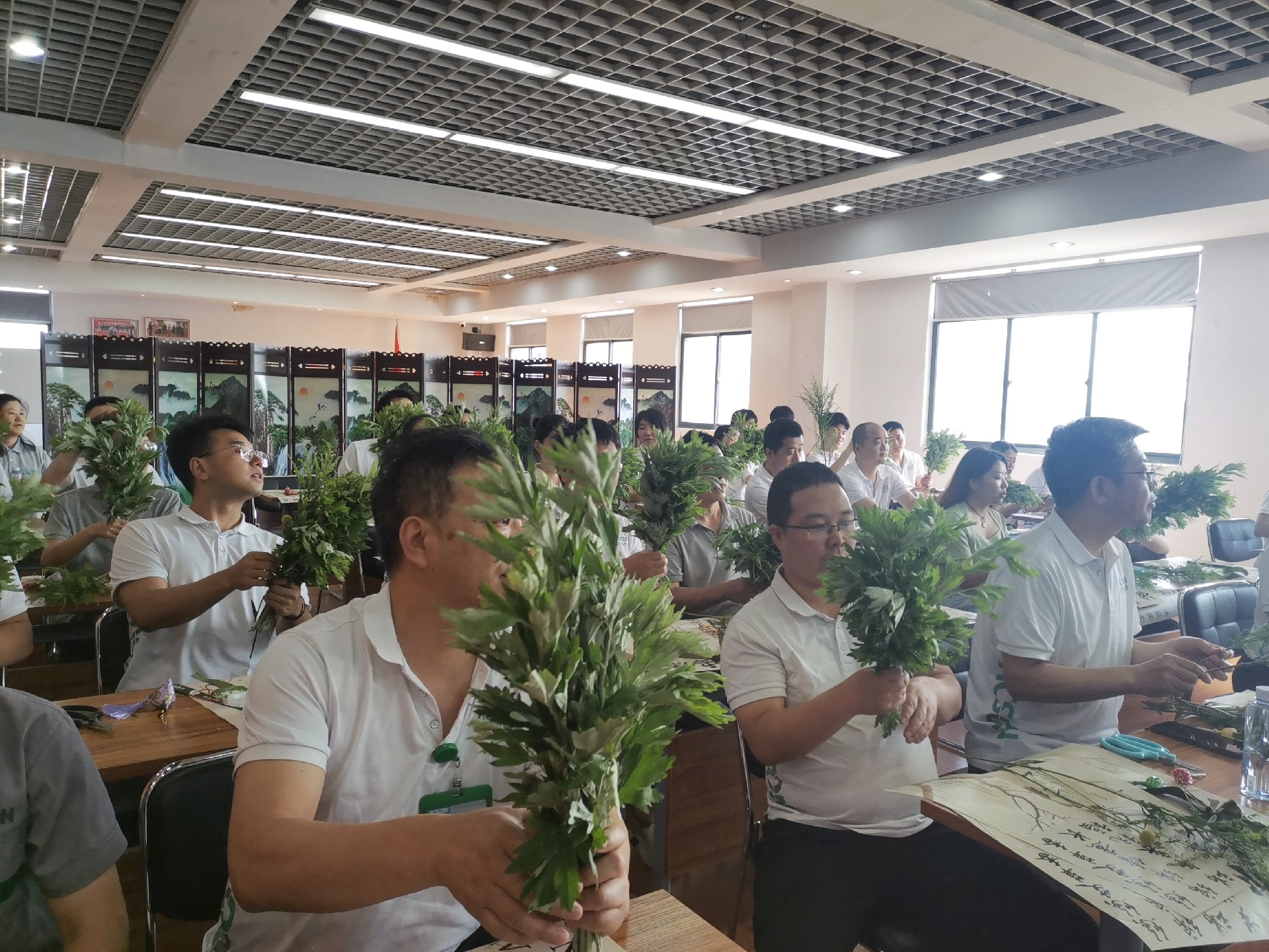 埃克森電源開展“艾草花束送安康”DIY活動